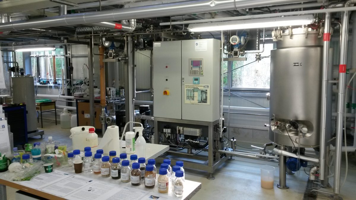 Abteilung Bioverfahrenstechnik am ATB - Beispiele für Rohstoffe (vorn links) & Pilotfermentor (rechts)